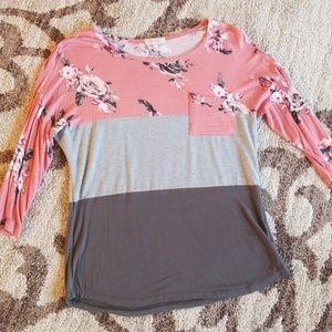 ✨5 for $25✨ Color block and floral 3/4 sleeve tee